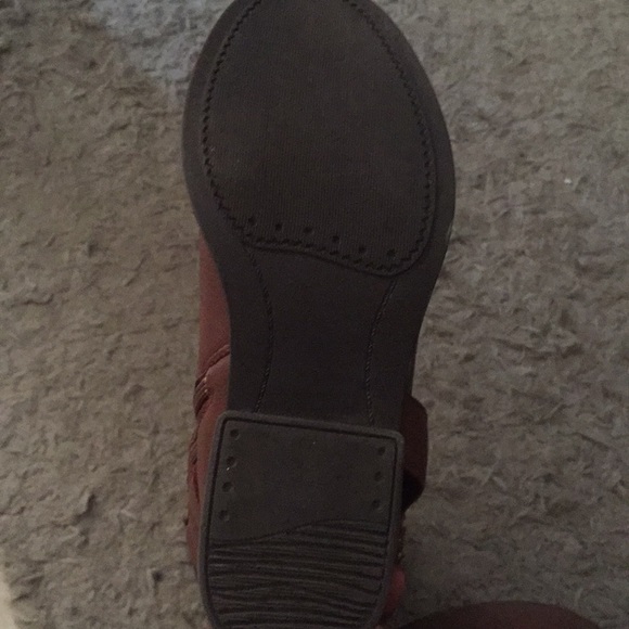 Tan brown boots, with zipper on the side. - Picture 3 of 6